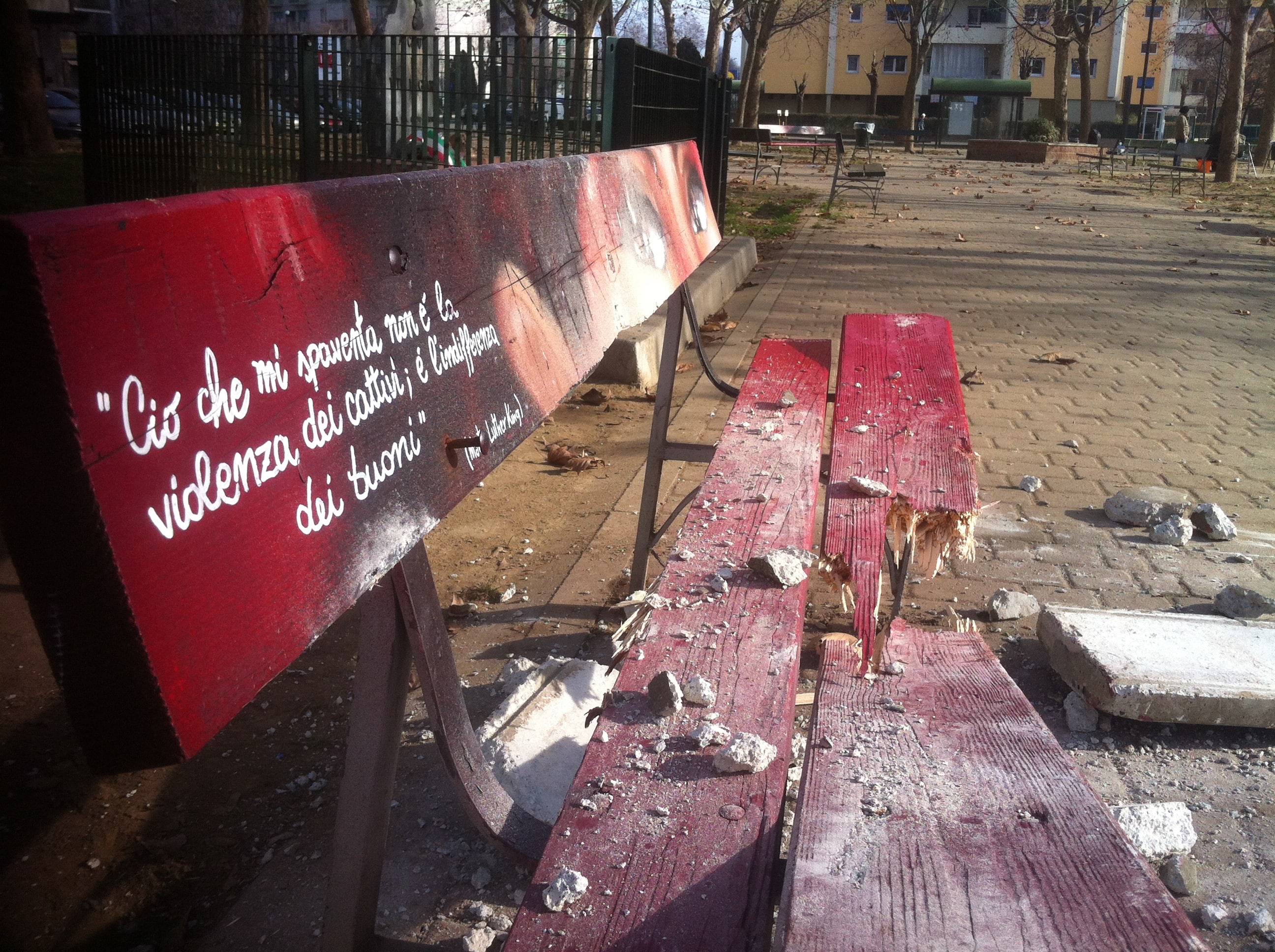Panchina rossa vandalizzata in piazza Bottesini